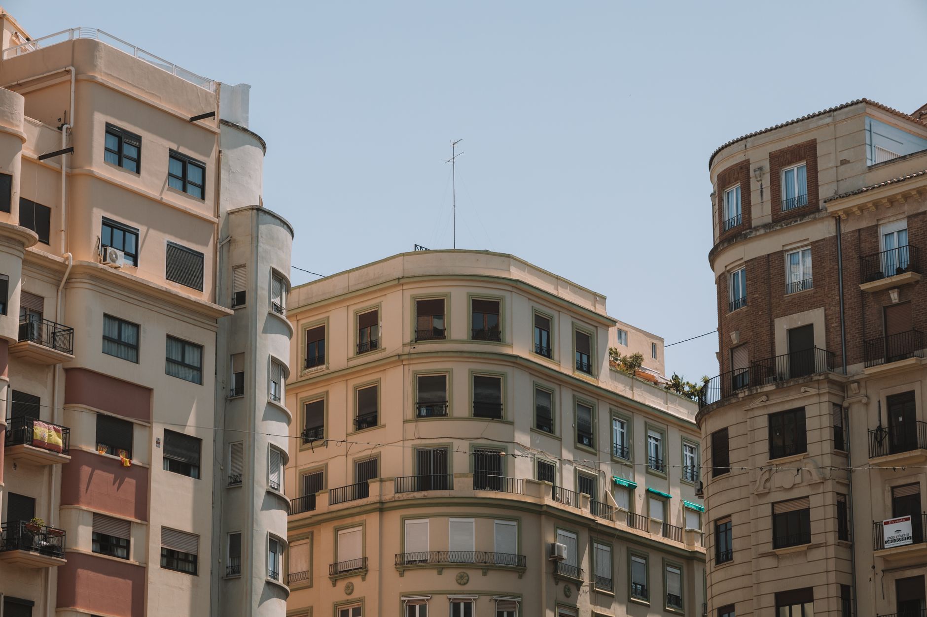 Fachadas de varios edificios residenciales con ventanas y balcones.